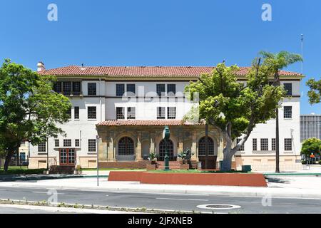 SANTA ANA, CALIFORNIE - 4 juillet 2022 : le vieux bâtiment du YMCA dans le centre-ville, en cours de rénovation pour devenir un hôtel boutique. Banque D'Images