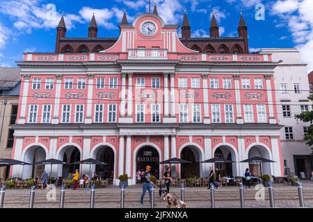 Rostock, Allemagne. 05th juillet 2022. L'hôtel de ville de Rostock avec la salle de réunion de la citoyenneté et les bureaux du maire. Le 06.07.2022, la date de l'élection d'un nouveau maire est fixée à une session extraordinaire de la Bürgerschaft. La nouvelle élection est devenue nécessaire parce que le précédent maire Madsen (non parti) a étonnamment changé pour Schleswig-Holstein comme ministre des Affaires économiques. Credit: Jens Büttner/dpa/Alay Live News Banque D'Images