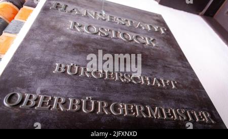 Rostock, Allemagne. 05th juillet 2022. Un panneau avec les mots 'Bürgerschaft' et 'Oberbürgermeister' est suspendu à côté de l'entrée principale de l'hôtel de ville. Le 06.07.2022, la date de l'élection d'un nouveau maire sera fixée lors d'une réunion spéciale de la citoyenneté. La nouvelle élection est devenue nécessaire parce que le précédent maire Madsen (non parti) a étonnamment changé pour Schleswig-Holstein comme ministre des Affaires économiques. Credit: Jens Büttner/dpa/Alay Live News Banque D'Images