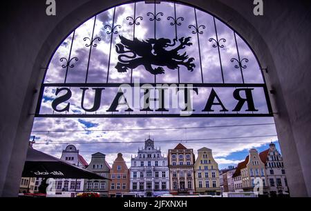 Rostock, Allemagne. 05th juillet 2022. Le lettrage « Hôtel de ville » surplombe l'entrée principale du bâtiment municipal. Le 06.07.2022, la date de l'élection d'un nouveau maire est fixée à une réunion spéciale de la citoyenneté. La nouvelle élection est devenue nécessaire parce que le précédent maire Madsen (non parti) a étonnamment changé pour Schleswig-Holstein comme ministre des Affaires économiques. Credit: Jens Büttner/dpa/Alay Live News Banque D'Images