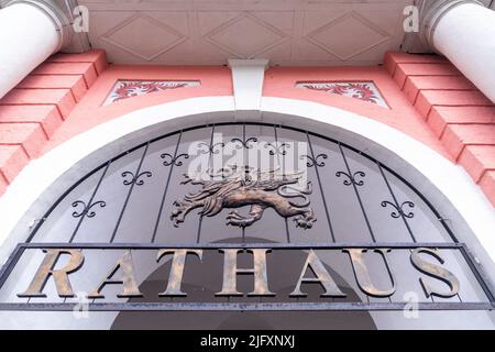 Rostock, Allemagne. 05th juillet 2022. Le lettrage « Hôtel de ville » surplombe l'entrée principale du bâtiment municipal. Le 06.07.2022, la date de l'élection d'un nouveau maire est fixée à une réunion spéciale de la citoyenneté. La nouvelle élection est devenue nécessaire parce que le précédent maire Madsen (non parti) a étonnamment changé pour Schleswig-Holstein comme ministre des Affaires économiques. Credit: Jens Büttner/dpa/Alay Live News Banque D'Images