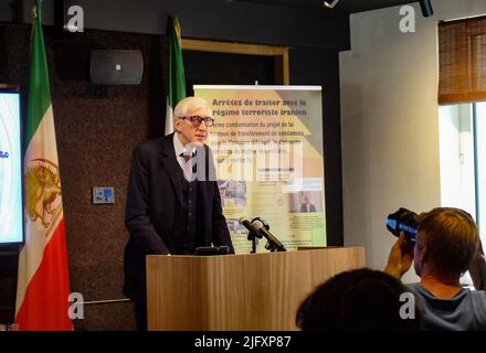 L'avocat de NCRI, Georges Henri Bepuis parle lors de la conférence de presse à Bruxelles. Dans son discours, « ces personnes ont été condamnées et appartenaient à une organisation terroriste. Le monde sait qu'il y aurait eu des dizaines de milliers de morts de l'explosion qu'ils avaient prévue. Ils voulaient tuer beaucoup de gens. Et maintenant, dans quelques semaines, ils seront publiés. » Le Conseil national de la résistance de l'Iran (NCRI) lors d'une conférence de presse à Bruxelles, s'oppose au traité entre le gouvernement belge et le régime iranien pour libérer les terroristes condamnés et les renvoyer à Téhéran. Banque D'Images