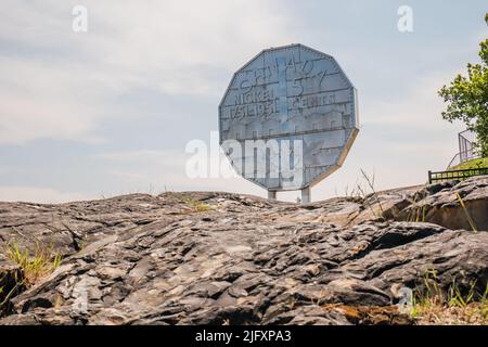 Le Big Nickel est une réplique de neuf mètres d'un nickel canadien de 1951, situé sur le terrain du musée des sciences de la Terre dynamique du Grand Sudbury, en Ontario Banque D'Images