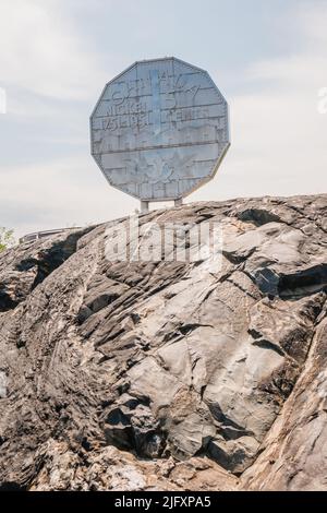 Le Big Nickel est une réplique de neuf mètres d'un nickel canadien de 1951, situé sur le terrain du musée des sciences de la Terre dynamique du Grand Sudbury, en Ontario Banque D'Images