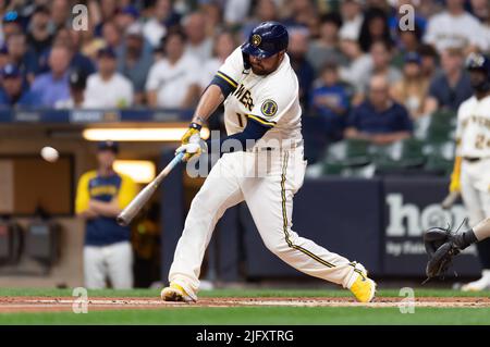 Milwaukee, WI, États-Unis. 5th juillet 2022. Milwaukee Brewers premier baseman rowdy Tellez #11 frappe un deux-run à domicile pendant le jeu de MLB entre les Chicago Cubs et les Milwaukee Brewers à l'American Family Field à Milwaukee, WI. Kirsten Schmitt/CSM/Alay Live News Banque D'Images