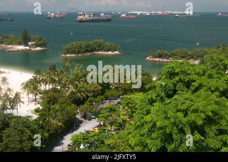 Plages de l'île de Sentosa, au-dessus de la plage de Siloso, à Singapour, à côté d'un canal de navigation très fréquenté Banque D'Images