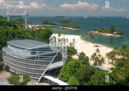 Plages de l'île de Sentosa, au-dessus de la plage de Siloso, à Singapour, avec un canal de navigation très fréquenté au-delà Banque D'Images