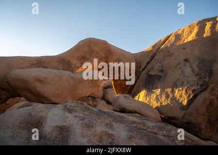 Boulder , paysage désertique dans le parc national de Joshua Tree Banque D'Images