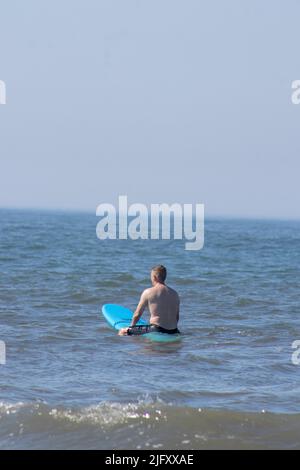 Leçons de surf à Cape May New Jersey à The Cove dans l'eau de l'océan avec des vagues Banque D'Images