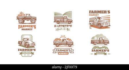 Les étiquettes de marché d'agriculteurs ou emblèmes avec les camions de moissonneuses dessin vectoriel rétro de voitures agricoles avec la récolte dans le coffre. Transport agricole pour l'expédition de récolte. Jeu d'éléments graphiques isolés avec machines Illustration de Vecteur