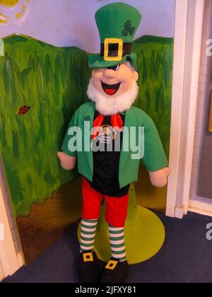 Un jouet en peluche de leprechun heureux se trouve à l'angle du Musée national de Leprechun à Dublin, en Irlande. Banque D'Images