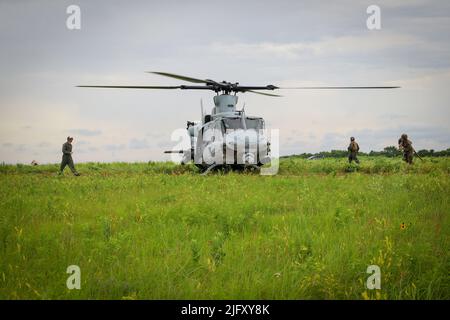 Un corps maritime américain UH-1Y Venom du Marine Light Attack Helicopter Squadron (HMLA) 773, détachement A, 4th, aile des aéronefs marins, Réserve des Forces maritimes, reçoit le ravitaillement dans un point d'armement et de ravitaillement avancé (FARP) lors de l'exercice Gunslinger 22 à fort Riley, Kansas, 22 juin 2022. L'exercice Gunslinger 22 est un exercice conjoint avec la garde nationale de l'air du Kansas et le corps des Marines des États-Unis, conçu pour augmenter le contrôle et l'entraînement des aéronefs en cas d'imprévus potentiels dans le monde réel. (É.-U. Photo du corps marin par Cpl. Oscargavino Quintana) Banque D'Images