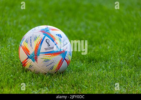 Al Khor, Qatar. 5 juillet 2022. Un ballon de football Adidas Al Rihla sur un terrain de football à l'herbe verte. Concept: Coupe du monde de la FIFA 2022 Qatar Banque D'Images