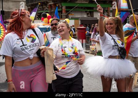 Piccadilly, Londres, Royaume-Uni. 2nd juillet 2022. London Pride Mars 2022. Célébrant 50 ans de fierté au Royaume-Uni et suivant la même route du centre de Londres prise en 1972. Les marcheurs Hackney Pride. Crédit : Stephen Bell/Alay Banque D'Images