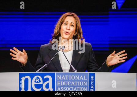 Chicago, Illinois, États-Unis. 05th juillet 2022. Le vice-président des États-Unis, Kamala Harris, s'exprime à l'assemblée annuelle 2022 de la National Education Association et à l'assemblée des représentants à Chicago, Illinois, États-Unis, du 05 au 9 juillet 2022. Des milliers de professionnels de l'éducation se rencontrent au Centre des congrès McCormick place. Credit: Tannen Maury/Pool via CNP/dpa/Alay Live News Banque D'Images