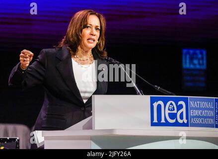 Chicago, Illinois, États-Unis. 05th juillet 2022. Le vice-président des États-Unis, Kamala Harris, s'exprime à l'assemblée annuelle 2022 de la National Education Association et à l'assemblée des représentants à Chicago, Illinois, États-Unis, du 05 au 9 juillet 2022. Des milliers de professionnels de l'éducation se rencontrent au Centre des congrès McCormick place. Credit: Tannen Maury/Pool via CNP/dpa/Alay Live News Banque D'Images