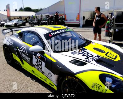 Misano Adriatico, Rimini, Italie - 02 juillet 2022 : vue de la voiture de course Porsche 38 de l'équipe W&S dans le paddock. Sur 1 juillet, 2 et 3 juillet, l'un des événements automobiles les plus prestigieux sur la scène internationale a eu lieu au Misano World circuit. Les marques de sports automobiles les plus importantes au monde, d'Audi à Bentley, de Ferrari à Lamborghini en passant par BMW et Aston Martin, ont participé au circuit international Misano. L'événement sportif est le « Fanatec GT World Challenge ». (Photo de Pasquale Senatore/Pacific Press) Banque D'Images