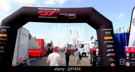 Misano Adriatico, Rimini, Italie. 5th juillet 2022. Misano Adriatico, Rimini, Italie - 02 juillet 2022 : arche d'Paddock pour les fans. Sur 1 juillet, 2 et 3 juillet, l'un des événements automobiles les plus prestigieux sur la scène internationale a eu lieu au Misano World circuit. Les marques de sports automobiles les plus importantes au monde, d'Audi à Bentley, de Ferrari à Lamborghini en passant par BMW et Aston Martin, ont participé au circuit international Misano. L'événement sportif est ''Fanatec GT World Challenge. (Credit image: © Pasquale Senatore/Pacific Press via ZUMA Press Wire) Banque D'Images