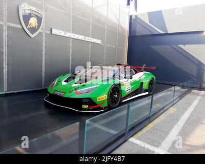 Misano Adriatico, Rimini, Italie. 5th juillet 2022. Misano Adriatico, Rimini, Italie - 02 juillet 2022 : vue dans le paddock de la voiture de course Lamborghini GT3. Sur 1 juillet, 2 et 3 juillet, l'un des événements automobiles les plus prestigieux sur la scène internationale a eu lieu au Misano World circuit. Les marques de sports automobiles les plus importantes au monde, d'Audi à Bentley, de Ferrari à Lamborghini en passant par BMW et Aston Martin, ont participé au circuit international Misano. L'événement sportif est ''Fanatec GT World Challenge. (Credit image: © Pasquale Senatore/Pacific Press via ZUMA Press Wire) Banque D'Images