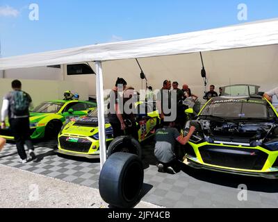 Misano Adriatico, Rimini, Italie. 5th juillet 2022. Misano Adriatico, Rimini, Italie - 02 juillet 2022 : Audi Team.On 1 juillet, 2 et 3 juillet, l'un des événements automobiles les plus prestigieux sur la scène internationale a eu lieu au Misano World circuit. Les marques de sports automobiles les plus importantes au monde, d'Audi à Bentley, de Ferrari à Lamborghini en passant par BMW et Aston Martin, ont participé au circuit international Misano. L'événement sportif est ''Fanatec GT World Challenge. (Credit image: © Pasquale Senatore/Pacific Press via ZUMA Press Wire) Banque D'Images