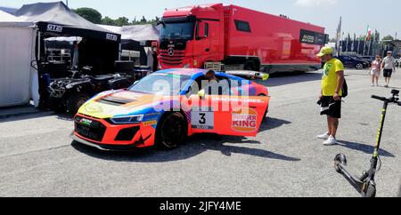 Misano Adriatico, Rimini, Italie. 5th juillet 2022. Misano Adriatico, Rimini, Italie - 02 juillet 2022 : vu une voiture de course Audi #3 Team Speedcar. Sur 1 juillet, 2 et 3 juillet, l'un des événements automobiles les plus prestigieux sur la scène internationale a eu lieu au Misano World circuit. Les marques de sports automobiles les plus importantes au monde, d'Audi à Bentley, de Ferrari à Lamborghini en passant par BMW et Aston Martin, ont participé au circuit international Misano. L'événement sportif est ''Fanatec GT World Challenge. (Credit image: © Pasquale Senatore/Pacific Press via ZUMA Press Wire) Banque D'Images