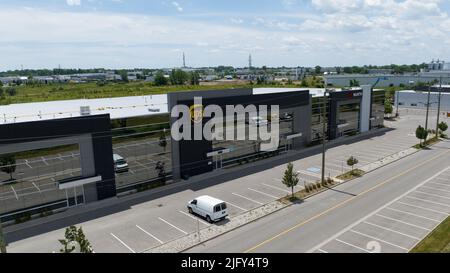 L'avant d'un service de colis Uni, UPS office, l'un des plus grands transporteurs maritimes au monde. Banque D'Images