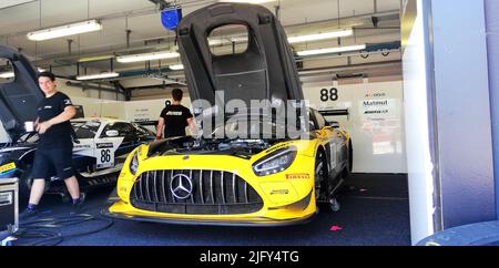 Misano Adriatico, Rimini, Italie. 5th juillet 2022. Misano Adriatico, Rimini, Italie - 02 juillet 2022 : vu dans le paddock la voiture de course numéro 88 de l'équipe Akkodis. Sur 1 juillet, 2 et 3 juillet, l'un des événements automobiles les plus prestigieux sur la scène internationale a eu lieu au Misano World circuit. Les marques de sports automobiles les plus importantes au monde, d'Audi à Bentley, de Ferrari à Lamborghini en passant par BMW et Aston Martin, ont participé au circuit international Misano. L'événement sportif est ''Fanatec GT World Challenge. (Credit image: © Pasquale Senatore/Pacific Press via ZUMA Press Wire) Banque D'Images