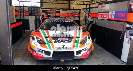 Misano Adriatico, Rimini, Italie. 5th juillet 2022. Misano Adriatico, Rimini, Italie - 02 juillet 2022 : vue dans le paddock de la voiture de course numéro 888 Lamborghini. Sur 1 juillet, 2 et 3 juillet, l'un des événements automobiles les plus prestigieux sur la scène internationale a eu lieu au Misano World circuit. Les marques de sports automobiles les plus importantes au monde, d'Audi à Bentley, de Ferrari à Lamborghini en passant par BMW et Aston Martin, ont participé au circuit international Misano. L'événement sportif est ''Fanatec GT World Challenge. (Credit image: © Pasquale Senatore/Pacific Press via ZUMA Press Wire) Banque D'Images