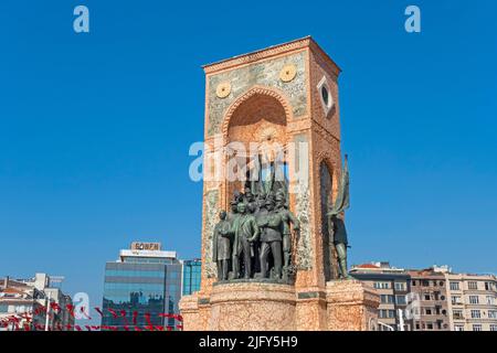 ISTANBUL - octobre 21 : le Monument de la République 1928 à la place Taksim à Istanbul 21.10.2021 en Turquie. Ce monument a été réalisé par le sculpteur italien Pietro Banque D'Images