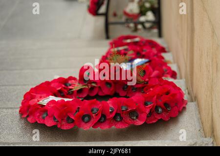 Des couronnes de pavot rouge à la porte Menin à Ypres, un mémorial pour les soldats tombés au cours de la première Guerre mondiale dans les champs de Flandre Banque D'Images