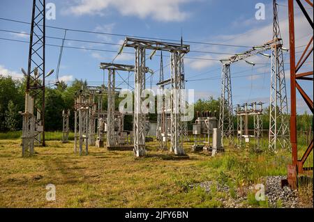 sous-station électrique haute tension contre le ciel bleu Banque D'Images