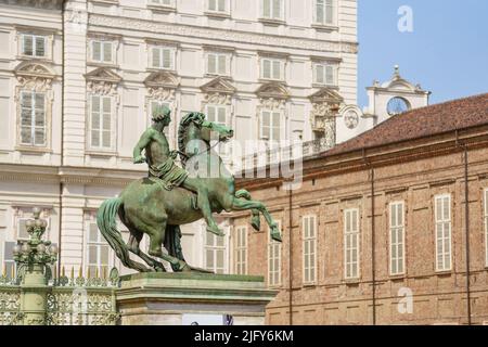 Turin, Italie. 17 juin 2022. Sculpture équestre située dans le palais de justice de Reale Banque D'Images