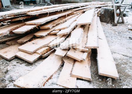 Matériaux de construction planches en bois recouvertes de neige Banque D'Images