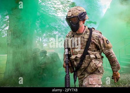 Johnston, Iowa, États-Unis. 17th mai 2022. Un soldat de la Garde nationale de l'armée de l'Iowa réagit au contact lors d'un exercice d'entraînement sur le terrain dans la zone d'entraînement du camp Dodge tout en assistant à un cours de méditation de combat à l'Institut régional d'entraînement 185th à Johnston, Iowa, on 17 mai 2022. Quatre membres de la Force de sécurité du Kosovo assistent au cours de la RTI de 185th. La Garde nationale de l'Iowa est associée au Kosovo dans le cadre du programme de partenariat d'État du ministère de la Défense, qui offre des possibilités uniques de formation polyvalente. Crédit: Armée américaine/ZUMA Press Wire Service/ZUMAPRESS.com/Alamy Live News Banque D'Images