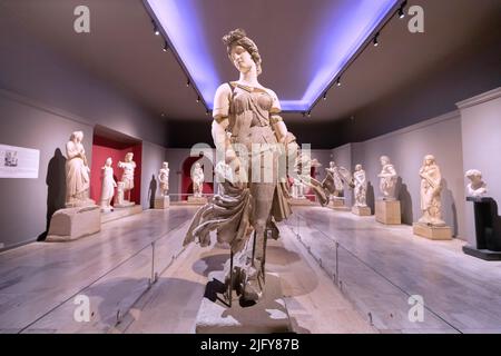 28 mai 2022, Antalya, Turquie : statue antique grecque majestueuse de la dansante et autres sculptures dans la galerie du musée archéologique d'Antalya Banque D'Images