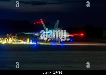 7 juin 2022 - Beaufort, Caroline du Sud, États-Unis - un Hornet F/A-18C affecté à l'escadron d'attaque des chasseurs de mer (AFMV) 115 taxis à la piste de la station aérienne du corps des Marines Beaufort, Caroline du Sud, 7 juin 2022. Le VMFA-115 soutient le commandant de la Force aérienne-terrestre de marine en assurant la coordination des armes, en effectuant la reconnaissance d'images multicapteurs et en détruisant des cibles de surface et des avions ennemis, de jour comme de nuit, dans toutes les conditions météorologiques, lors d'opérations expéditionnaires, conjointes ou combinées. VMFA-115 est une unité subordonnée de 2nd Marine Aircraft Wing, l'élément de combat aérien de II Banque D'Images