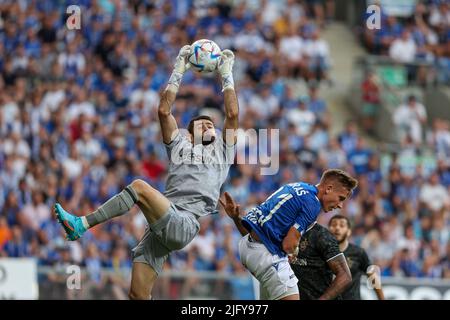 Poznan, Pologne. 06th juillet 2022. Michal Skoras et Shakhrudin Magomedaliyev lors du match de qualification de la Ligue des champions de l'UEFA 1st entre Lech Poznan et Qarabag FK sur 5 juillet 2022 à Poznan, en Pologne. (Photo de Pawel Jaskolka/PressFocus/SIPA USA) France OUT, Pologne OUT Credit: SIPA USA/Alay Live News Banque D'Images