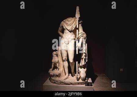 28 mai 2022, Antalya, Turquie: Statue d'un Meleagros - héros de la mythologie grecque, un des argonautes Banque D'Images