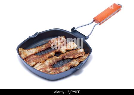 Faites griller la poêle avec des tranches de bacon cuites sur fond blanc Banque D'Images