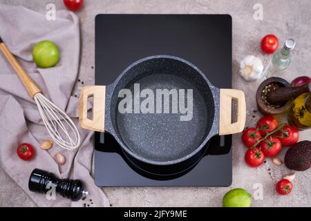 Eau bouillante dans une casserole une casserole sur une cuisinière à induction à la cuisine domestique Banque D'Images