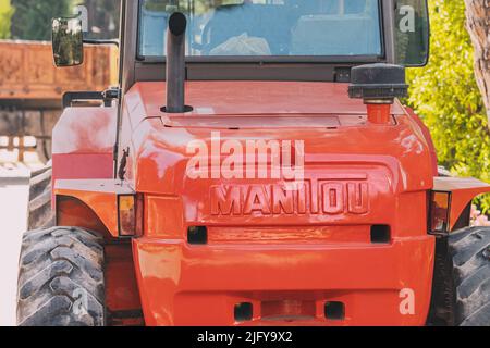 30 mai 2022, Antalya, Turquie : logo de la société française Manitou sur le corps d'un puissant tracteur rouge ou d'un chariot élévateur à fourche de bulldozer Banque D'Images