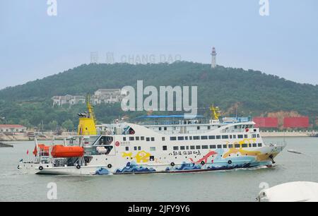 YANTAI, CHINE - 6 JUILLET 2022 - Un navire à passagers xunxian 17 navigue de Changdao à Lushun dans la ville de Yantai, province de Shandong, Chine, 6 juillet 2022. Banque D'Images