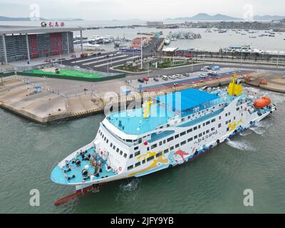 YANTAI, CHINE - le 6 JUILLET 2022 - le navire à passagers Xunxian 17 a amarré au port de Changdao à Yantai, province de Shandong, Chine, 6 juillet 2022. Banque D'Images