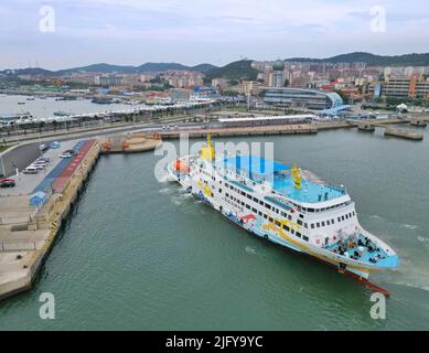 YANTAI, CHINE - le 6 JUILLET 2022 - le navire à passagers Xunxian 17 a amarré au port de Changdao à Yantai, province de Shandong, Chine, 6 juillet 2022. Banque D'Images