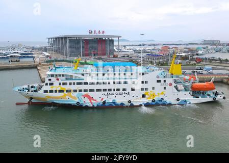 YANTAI, CHINE - le 6 JUILLET 2022 - le navire à passagers Xunxian 17 a amarré au port de Changdao à Yantai, province de Shandong, Chine, 6 juillet 2022. Banque D'Images