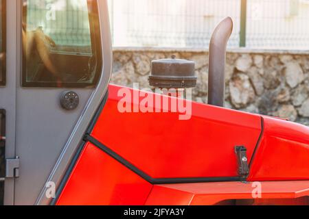 Tuyau d'échappement et admission d'air dans le moteur d'un tracteur puissant. Le concept de pollution de l'environnement par les émissions de dioxyde de carbone et l'agriculture Banque D'Images