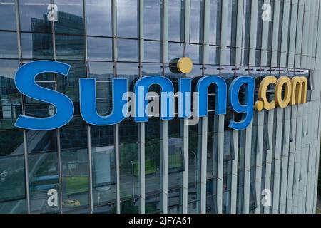 NANJING, CHINE - 6 JUILLET 2022 - le LOGO est visible sur le mur du siège du groupe suning à Nanjing, dans la province du Jiangsu, en Chine orientale, au 6 juillet 2022. Enreg Banque D'Images