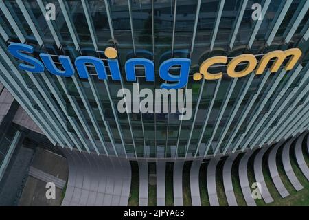 NANJING, CHINE - 6 JUILLET 2022 - le LOGO est visible sur le mur du siège du groupe suning à Nanjing, dans la province du Jiangsu, en Chine orientale, au 6 juillet 2022. Enreg Banque D'Images