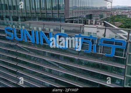 NANJING, CHINE - 6 JUILLET 2022 - le LOGO est visible sur le mur du siège du groupe suning à Nanjing, dans la province du Jiangsu, en Chine orientale, au 6 juillet 2022. Enreg Banque D'Images