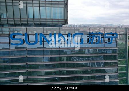 NANJING, CHINE - 6 JUILLET 2022 - le LOGO est visible sur le mur du siège du groupe suning à Nanjing, dans la province du Jiangsu, en Chine orientale, au 6 juillet 2022. Enreg Banque D'Images